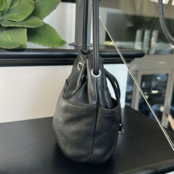 Tignanello genuine leather bucket bag should purse crossbody drawstring clean - Picture 3 of 9